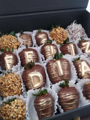Caja deluxe fresas con chocolate love moments floristeria medellin