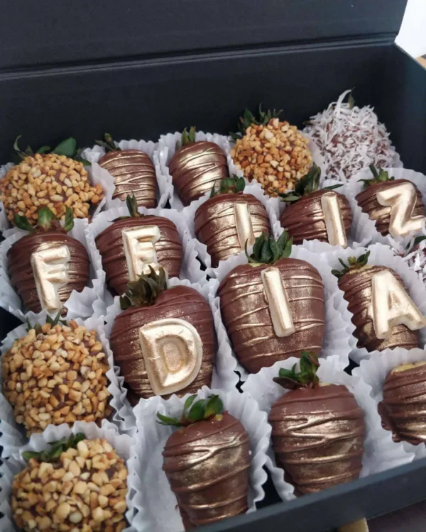 Caja deluxe fresas con chocolate love moments floristeria medellin