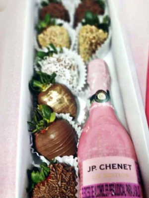 Caja sweet jp fresas con chocolate love moments floristeria medellin