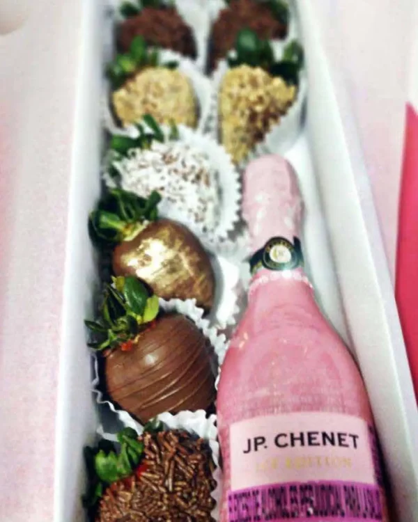 Caja sweet jp fresas con chocolate love moments floristeria medellin